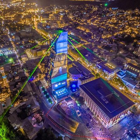 The Biltmore Tbilisi Hotel Exterior foto Aerial view of the building at night