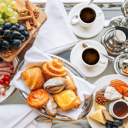 The Biltmore Tbilisi Hotel Exterior foto A continental breakfast
