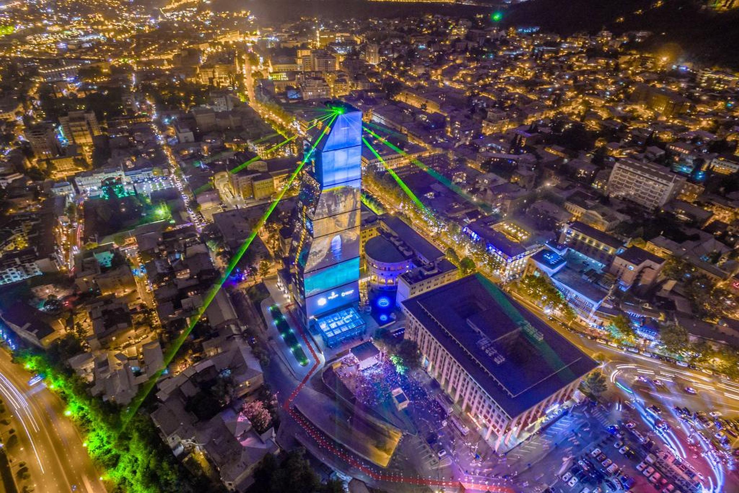 The Biltmore Tbilisi Hotel Exterior foto Aerial view of the building at night