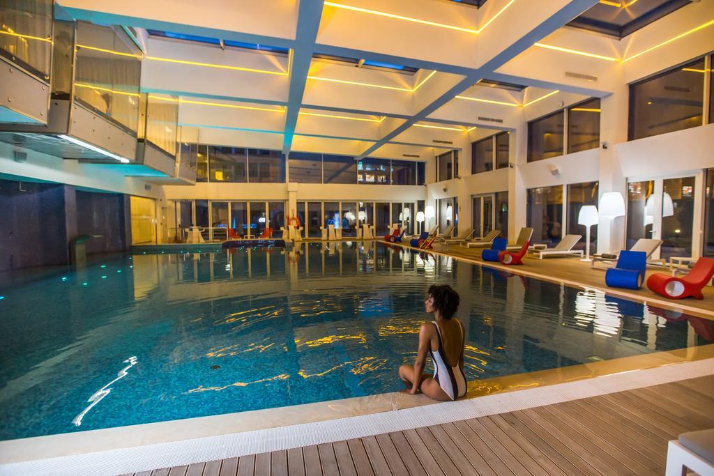 The Biltmore Tbilisi Hotel Exterior foto The swimming pool at the hotel