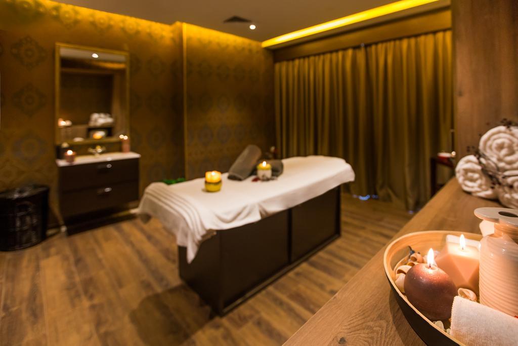 The Biltmore Tbilisi Hotel Exterior foto A spa treatment room