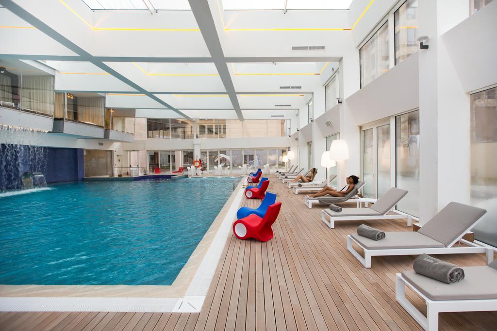 The Biltmore Tbilisi Hotel Exterior foto The pool at the hotel
