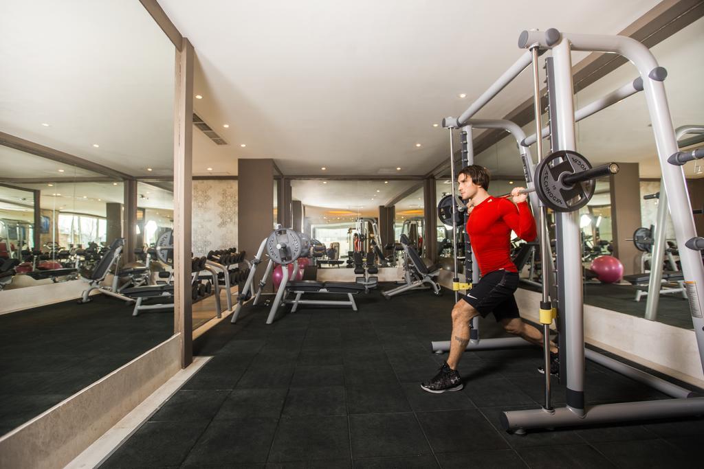 The Biltmore Tbilisi Hotel Exterior foto A man using a Smith machine