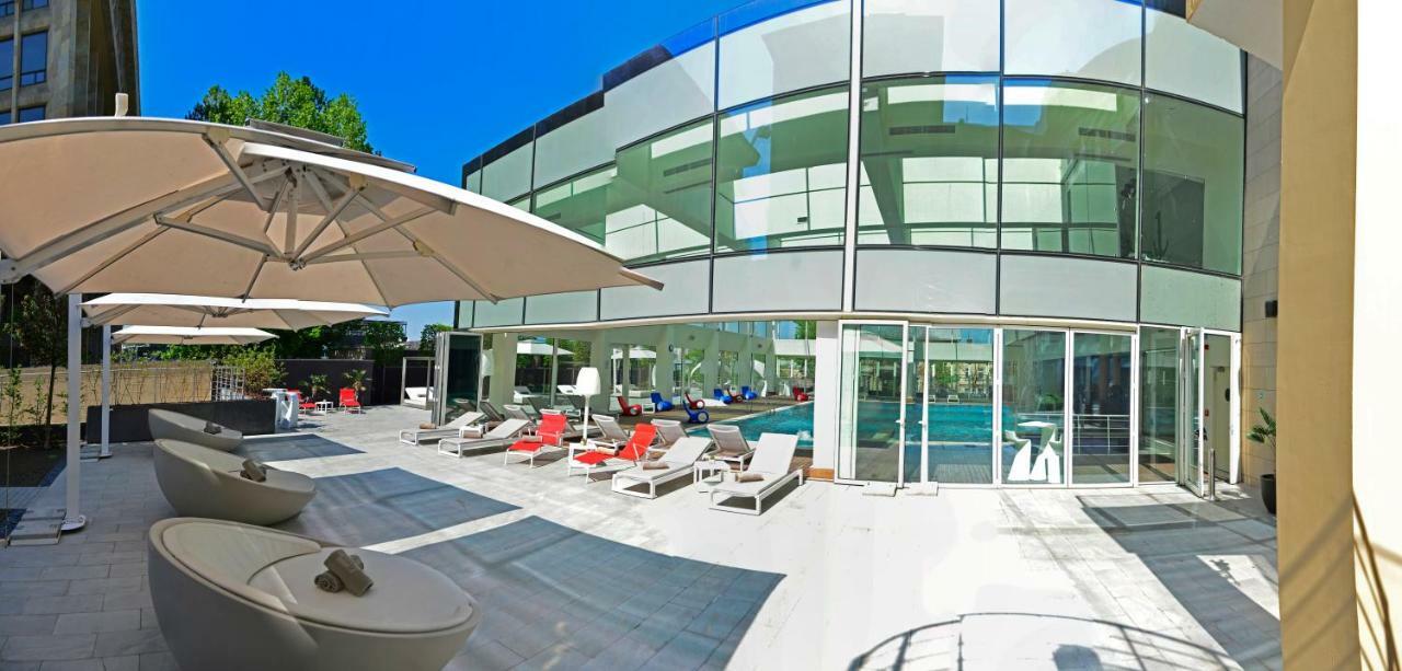 The Biltmore Tbilisi Hotel Exterior foto The pool area