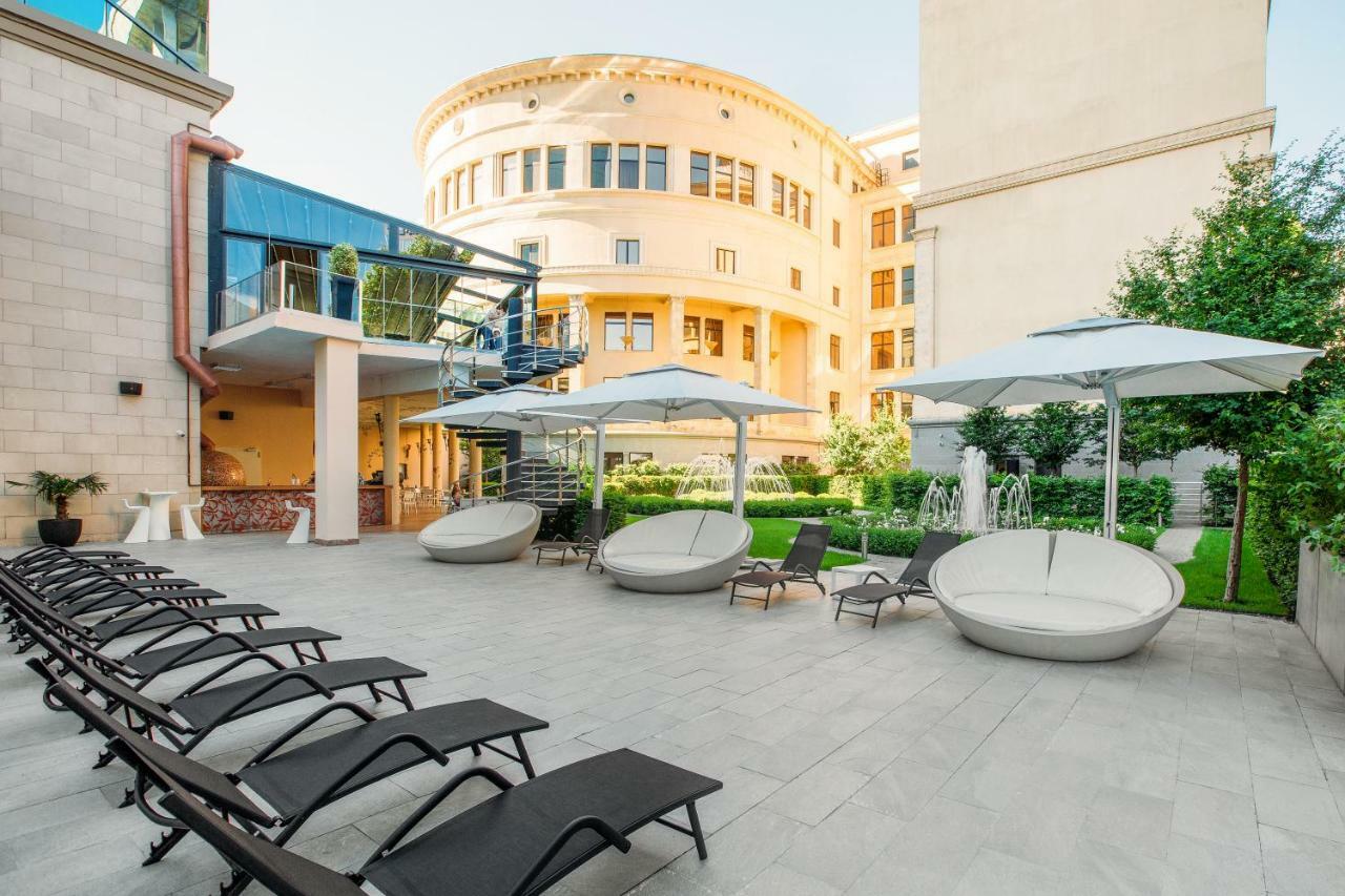 The Biltmore Tbilisi Hotel Exterior foto The hotel's pool