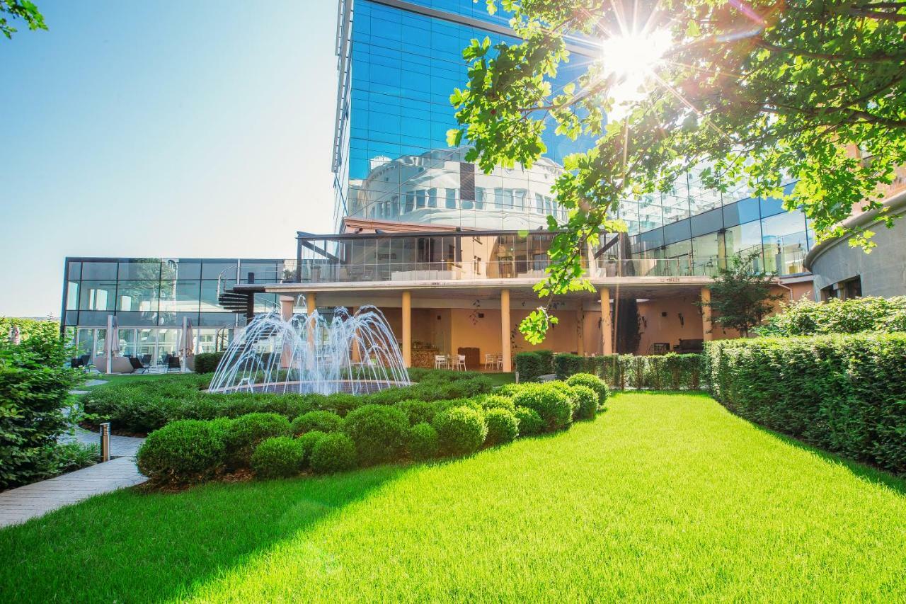 The Biltmore Tbilisi Hotel Exterior foto The hotel's garden