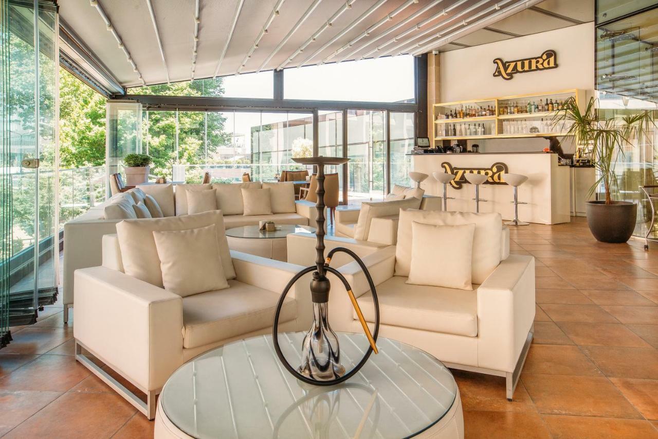The Biltmore Tbilisi Hotel Exterior foto A hookah in a lounge